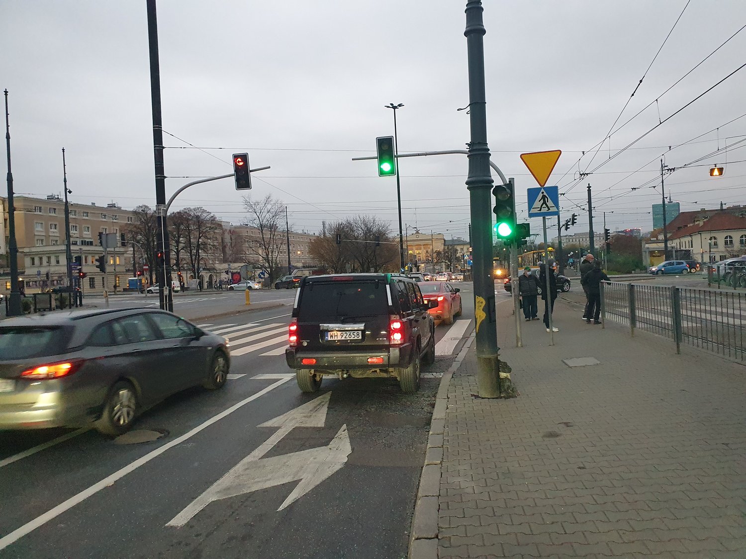 Sollen Sie beim Rechtsabbiegen dem Schienenfahrzeug Vorrang gewähren?