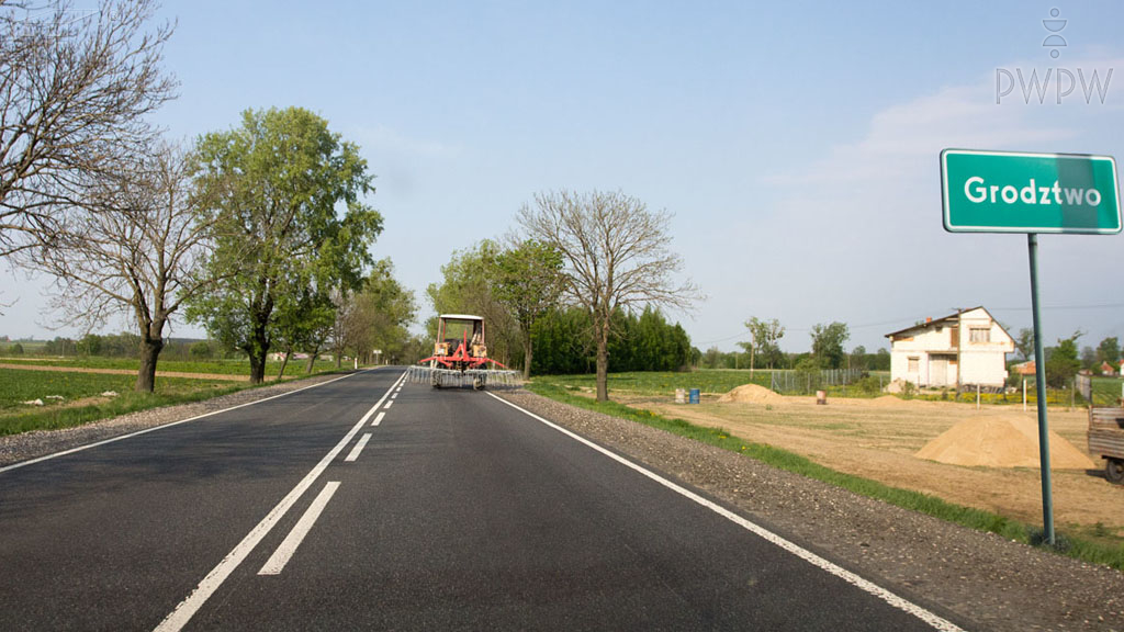 Are you obliged in this situation to signal parking of the damaged agricultural tractor?
