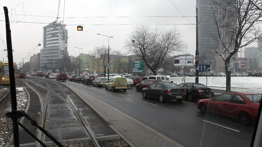 Co powinien zrobić motorniczy widząc sygnalizator informujący o przestawieniu zwrotnicy w prawo?