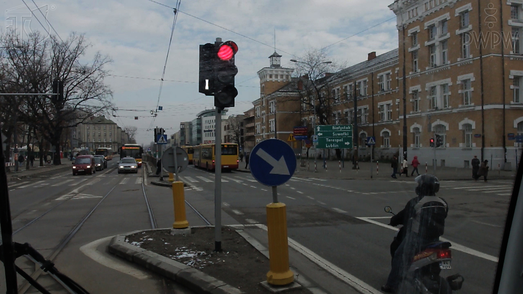 Soll der Straßenbahnfahrer warten, bis Grün kommt?