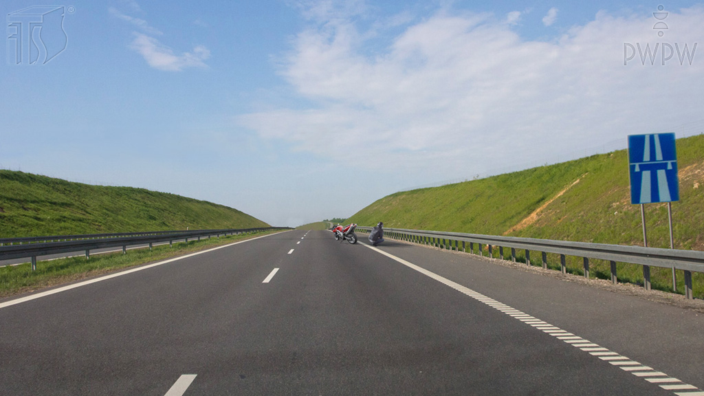 Soll man das Motorrad, das an diese Stelle kaputt gegangen ist, auf den Notstreifen schieben?