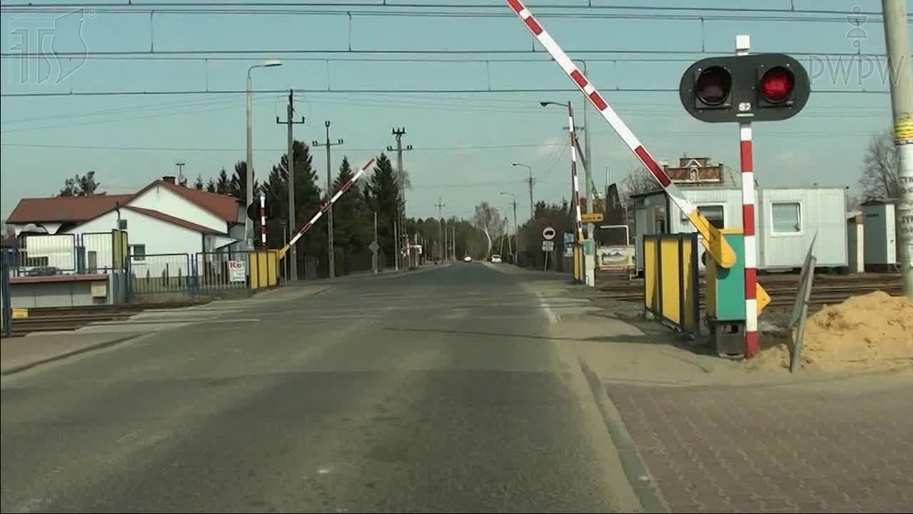 Dürfen Sie in der abgebildeten Situation in den Bahnübergang einfahren?
