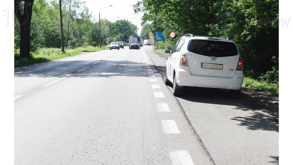 Sollen Sie beim Halten des beschädigten Fahrzeugs außerhalb geschlossener Ortschaft ein Warndreieck unmittelbar hinter oder auf dem Fahrzeug aufstellen?