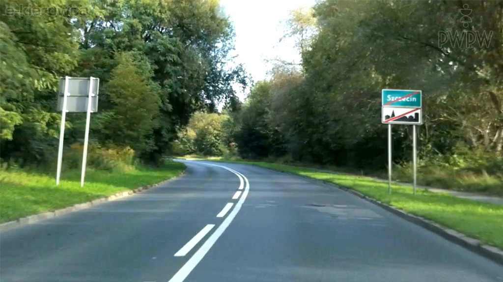 Mit welcher zulässigen Geschwindigkeit darf man auf der Straße hinter dem sichtbaren Verkehrszeichen fahren, wenn man einen anderen PKW abschleppt?