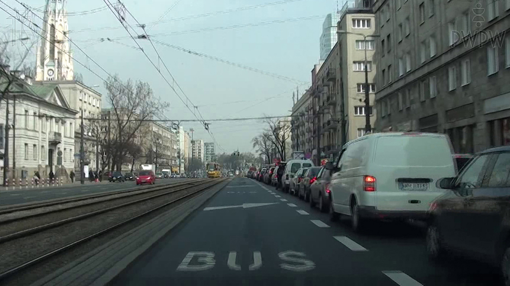 Dürfen Sie ein Kraftrad auf dem Fahrstreifen für Busse fahren?