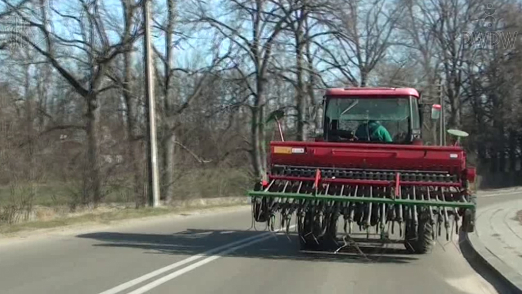 Dürfen Sie die landwirtschaftliche Zugmaschine ohne Aufsicht lassen, wenn die daran angeschlossenen Geräte hochgehoben sind?