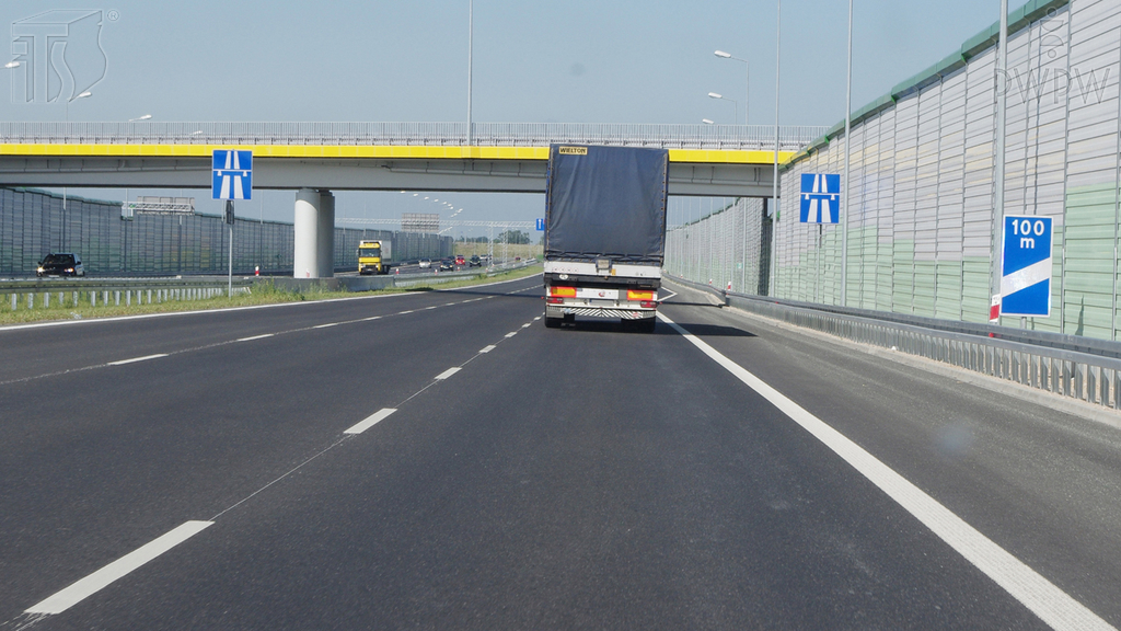 З якою максимально дозволеною швидкістю можна рухатися, керуючи вантажним автомобілем із дозволеною максимальною масою понад 3,5 т на автомагістралі?