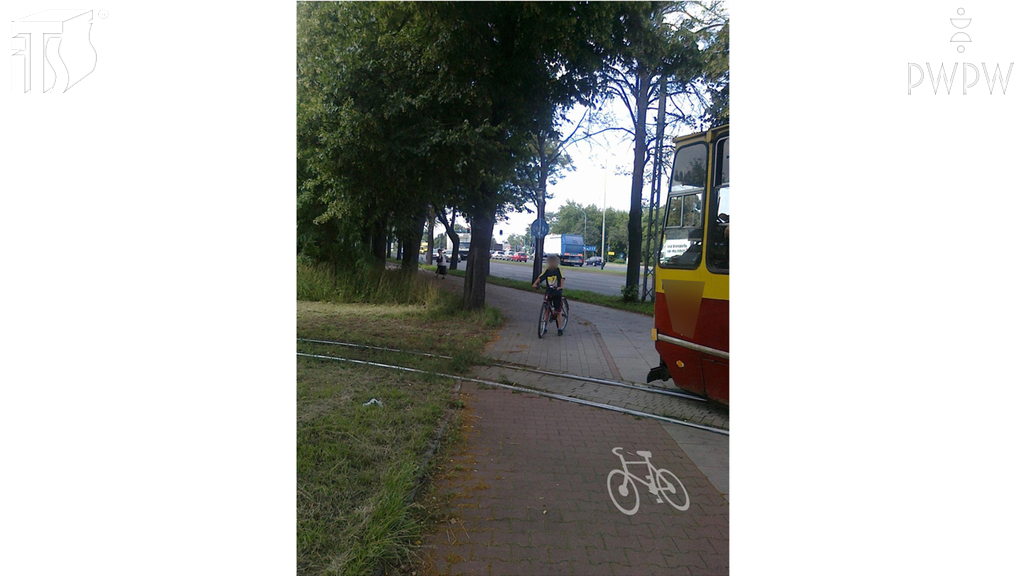 Czy w tej sytuacji, kierując tramwajem, masz obowiązek ustąpić pierwszeństwa rowerzyście, który jedzie drogą dla rowerów?