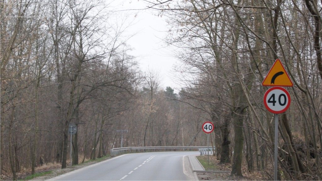 W jaki sposób zwiększysz widoczność w przypadku zbliżania się do zakrętu o ograniczonej widoczności w prawo?