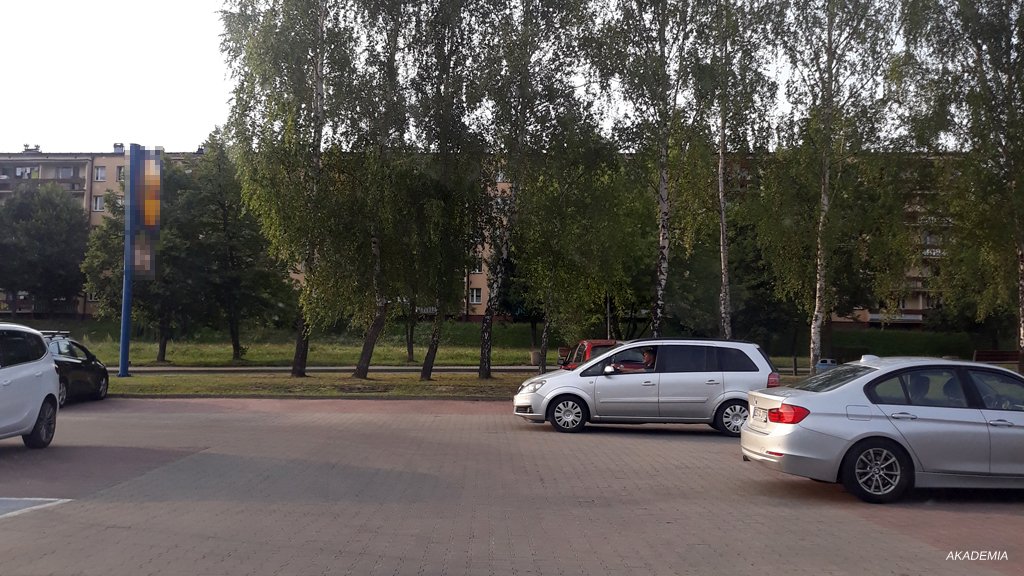 Czy w przedstawionej sytuacji podczas przecinania się kierunków ruchu, kierujący obowiązany jest ustąpić pierwszeństwa pojazdowi jadącemu z prawej strony?