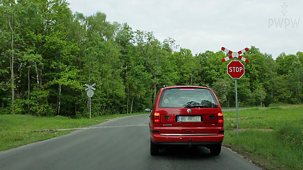 Before driving into the track-way directly before the vehicle in front, are you obliged to make sure that there is no rail vehicle approaching?