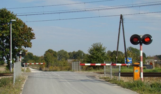 Haben Sie in dieser Situation das Recht, die Halbschranke zu umgehen und den Bahnübergang zu passieren, nachdem Sie sich vergewissert haben, dass kein Zug kommt?