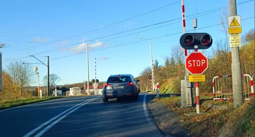 Haben Sie in dieser Situation das Recht, das vorausfahrende Fahrzeug zu überholen, um den Bahnübergang möglichst schnell zu überqueren?
