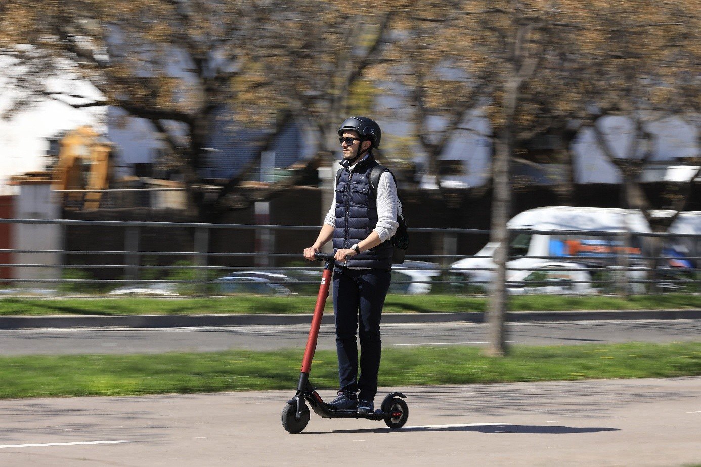 Darf man mit einem E-Scooter 30 km/h auf der Straße fahren?