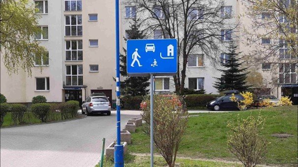 Czy na drogach położonych w strefie oznaczonej widocznym znakiem, wolno Ci przewozić hulajnogą elektryczną dziecko w wieku do 10 lat ?