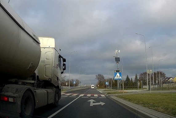 Czy w przedstawionej sytuacji, pomimo zachowania szczególnej ostrożności, obowiązuje Cię zakaz wyprzedzania ?