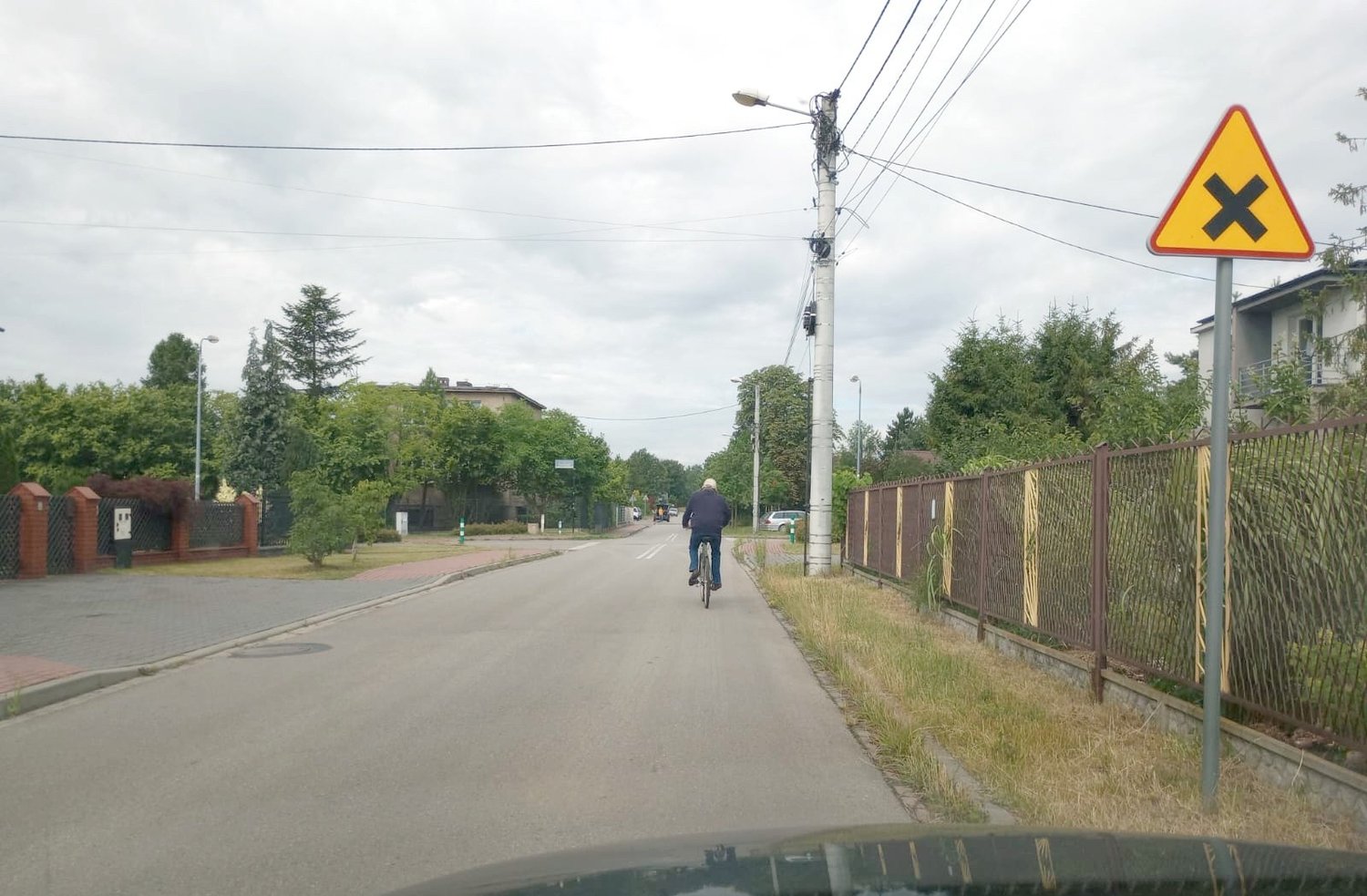 Czy w tej sytuacji, mimo że zakaz wyprzedzania rowerzysty nie obowiązuje na skrzyżowaniu, powinieneś powstrzymać się od wyprzedzania rowerzysty, gdyż ze względu na ograniczoną widoczność mogłoby ono doprowadzić do stworzenia zagrożenia bezpieczeństwa ?