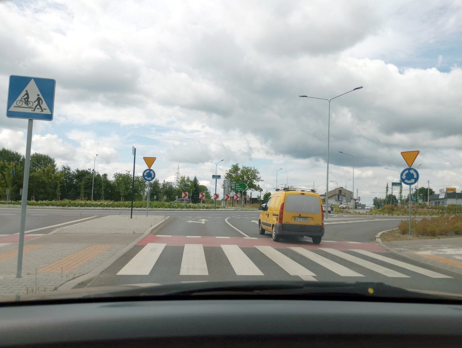 Czy w tej sytuacji, przy zachowaniu szczególnej ostrożności, wolno Ci wyprzedzić poprzedzający pojazd na najbliższym skrzyżowaniu ?