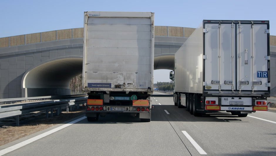 Czy w takiej sytuacji, kierując na autostradzie samochodem ciężarowym o maksymalnej masie całkowitej przekraczającej 3,5 t., wolno Ci wyprzedzić inny pojazd samochodowy jadący z prędkością 50 km/h ?