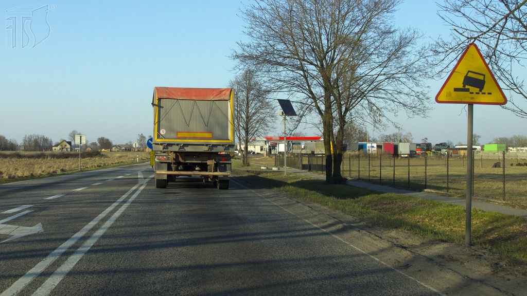 Hast du in der abgebildeten Situation beim Befahren des Seitenstreifens besonders vorsichtig zu sein und bei Bedarf die Geschwindigkeit wesentlich zu reduzieren?