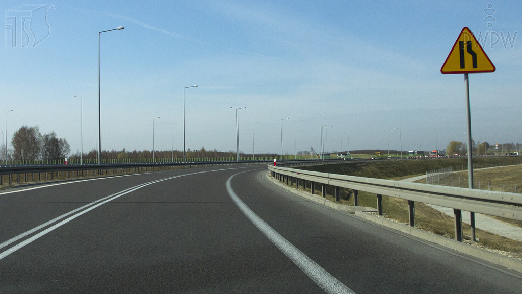 Are you warned in this situation of a junction with the road on the right?