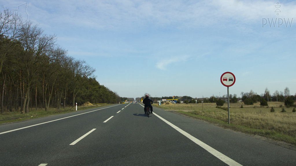 Czy ten znak zabrania Ci wyprzedzać motocykle jednośladowe?