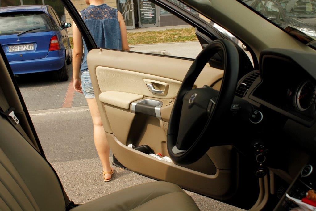 Does the provisions of the Law on road traffic allow you to move away from the vehicle while the engine is running?