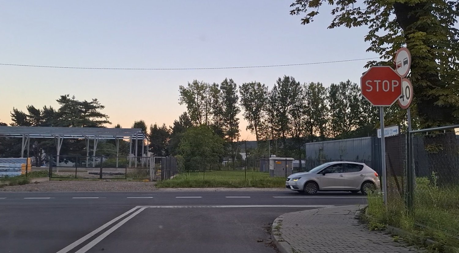 Czy w tej sytuacji, w związku z obowiązkiem ustąpienia pierwszeństwa pojazdowi z prawej strony, masz obowiązek zatrzymać się przed znakiem STOP a następnie przed linią zatrzymania ?