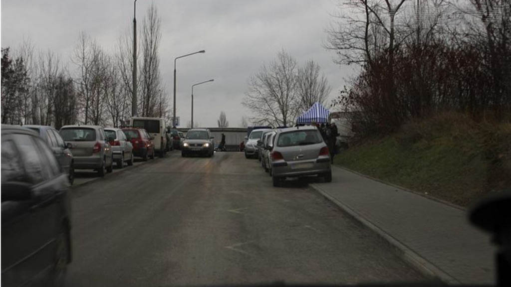 Чи можете Ви продовжувати рух у ситуації, яку Ви бачите (чи маєте Ви перевагу перед зустрічним автомобілем)?