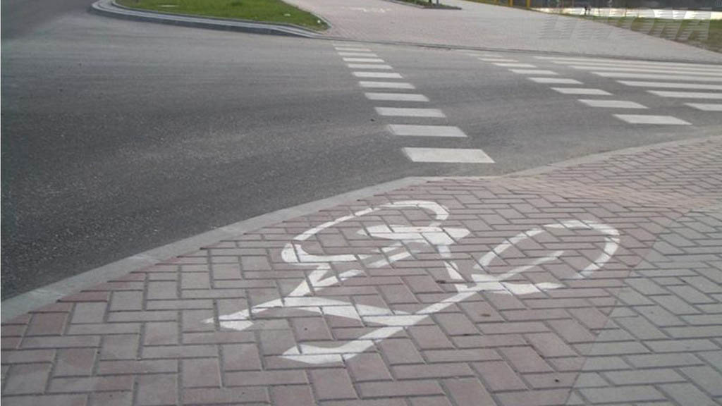 Is it allowed to stop a passenger car on a road dedicated to bicycles, if you have at least 1.5 m width left for cyclists?