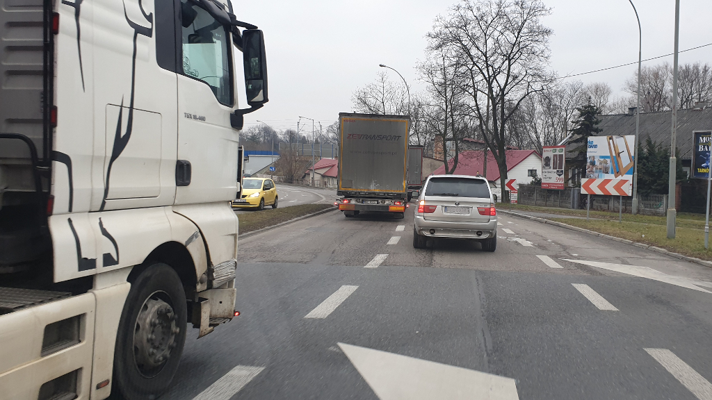 Чи водій зобов’язаний застосовувати «рух на застібку-змійку» (польск. «на сувак»), у ситуації, коли немає суттєвого зменшення швидкості руху на дорозі?