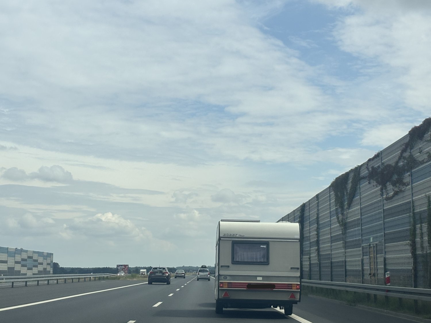 Can you exceed 80 km/h when overtaking on the motorway with a passenger car and a light trailer?
