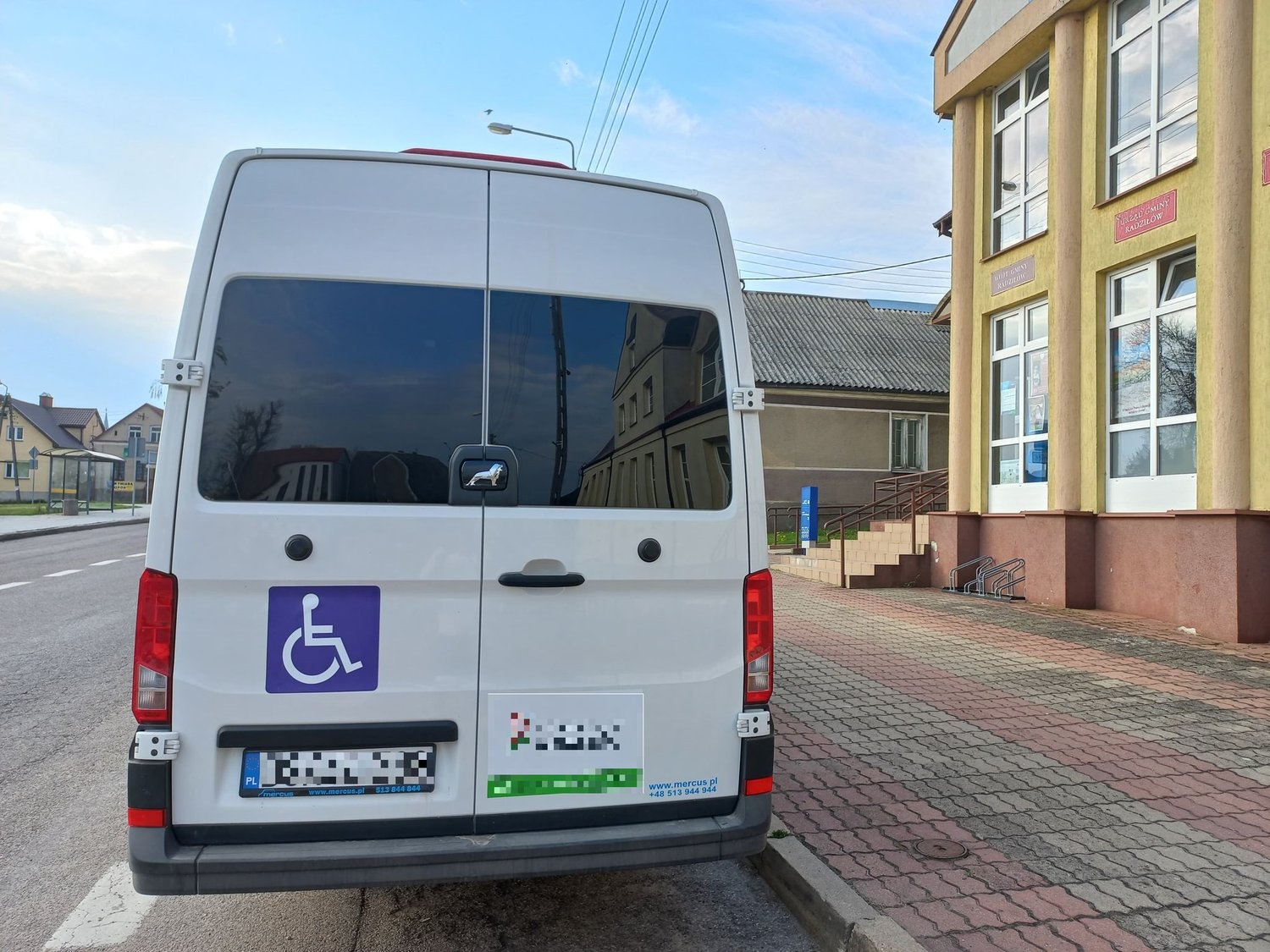 Are you obliged to exercise extreme caution when passing a vehicle marked at the front and rear with a visible blue plate and activated hazard lights when a disabled person is boarding or alighting?