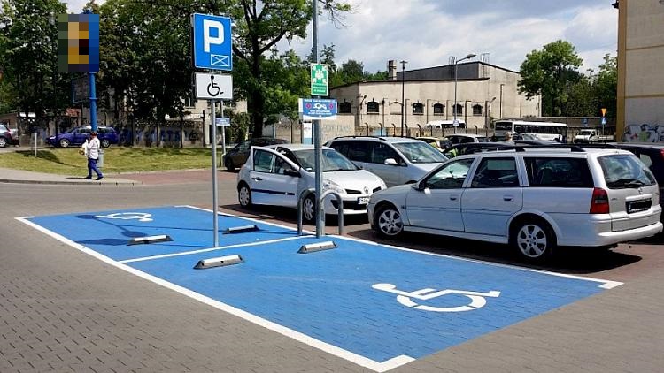 Darf man ein Fahrzeug an einem so gekennzeichneten Platz parken, wenn man eine behinderte Person mit Parkausweis befördert?