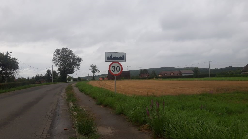 З якою швидкістю легковий автомобіль може продовжити рух після проїзду цих знаків?